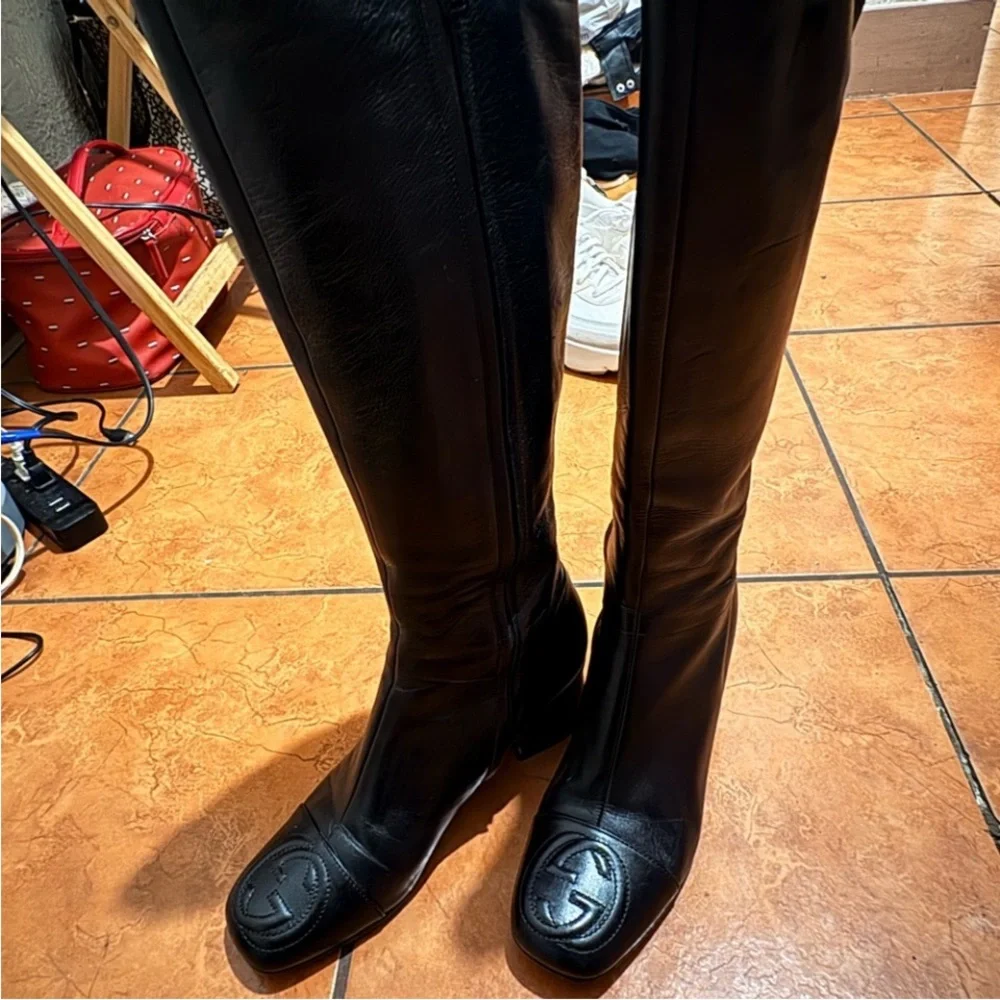 Gucci Black Leather Shoe with Gold Detail